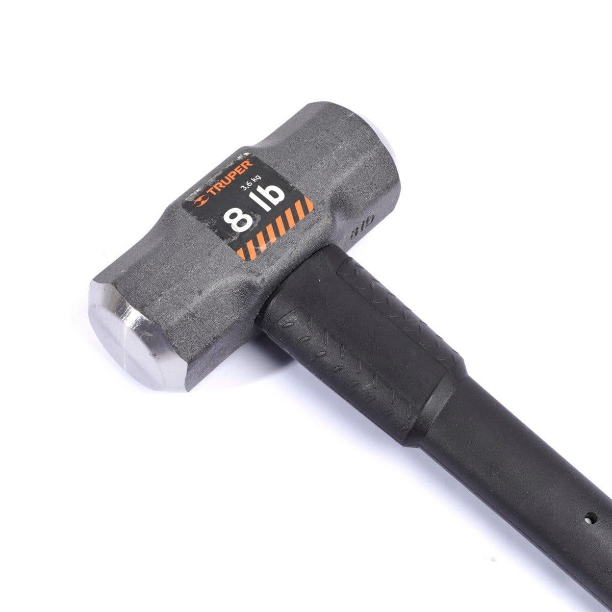 ค้อนปอนด์ ด้าม Fiber 8 ปอนด์ ทรูเปอร์ (TRUPER) รุ่น 16538 ขนาด 36 นิ้ว เหล็กกล้าคาร์บอนสูง ด้านหน้าที่มีการกลึงและเอียงทำให้ลดโอกาสเกิดอุบัต