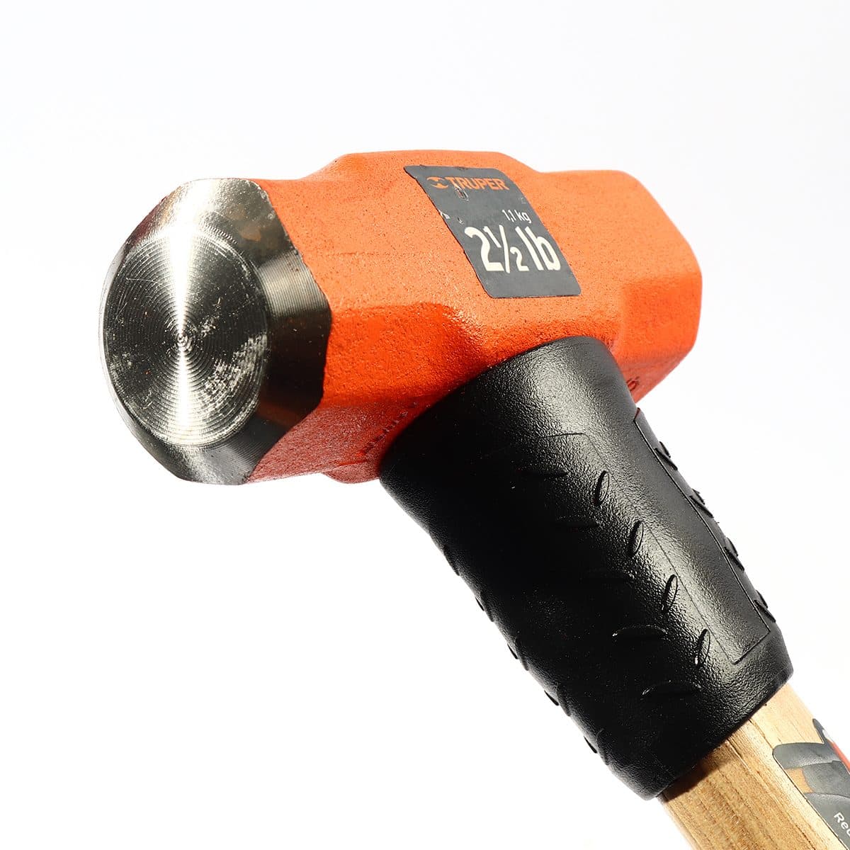 ค้อนปอนด์ ด้ามไม้ 2.5 ปอนด์ ทรูเปอร์ (TRUPER) รุ่น 17045 ขนาดยาว 12 นิ้ว เหล็กกล้าคาร์บอนสูง ด้านหน้าที่มีการกลึงและเอียงทำให้ลดโอกาสเกิดอุบ
