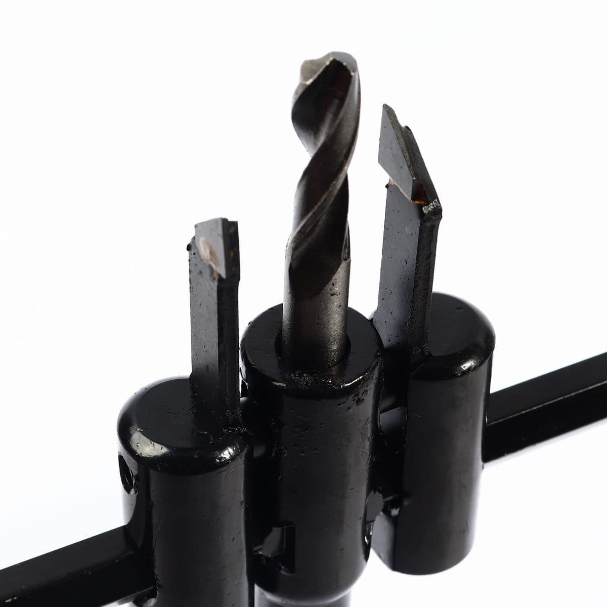 TWIN STAR ดอกโฮลซอเจาะฝ้า ปรับระดับได้ตั้งแต่ ขนาด 30-200 มม. เหมาะสำหรับเจาะเพดาน หรืองานเจาะรูกลมทั่วไป ามารถเจาะรูกลมได้หลายขนาด สามารถใช