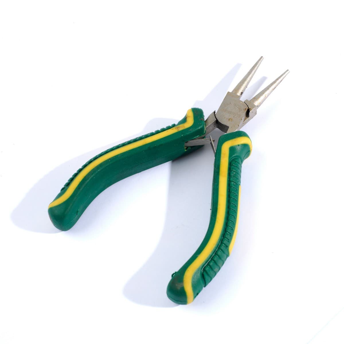 W106P คีมปากแหลม 6" ด้ามบ่าเหลือง