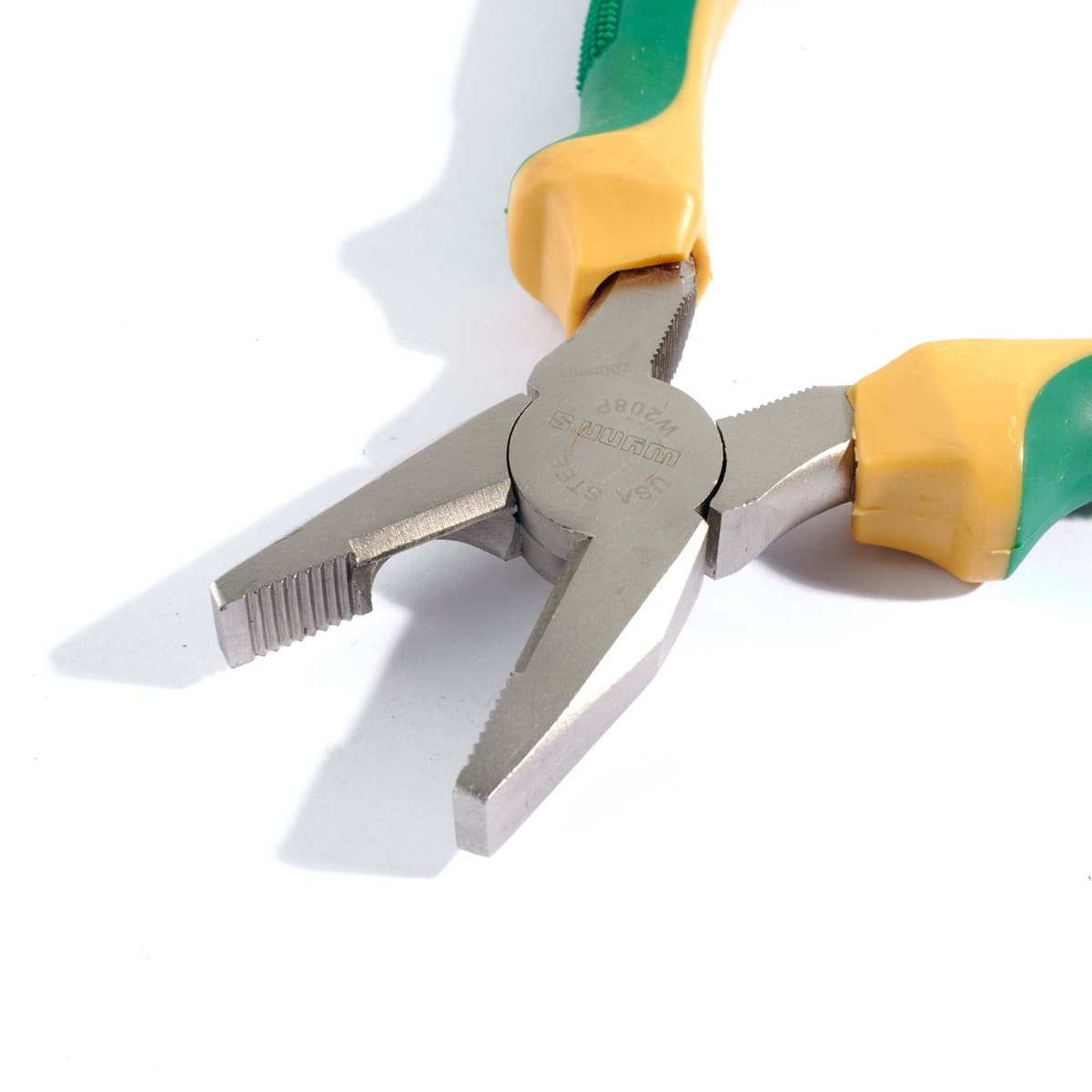 W208P คีมปากจิ้งจก 8" ด้ามบ่าเหลือง